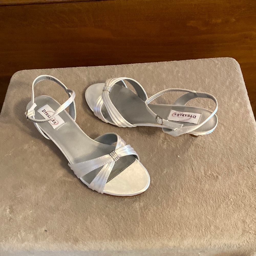 White satin dyeable sandal size 10. The heel is a 1 inch kitten heel. New